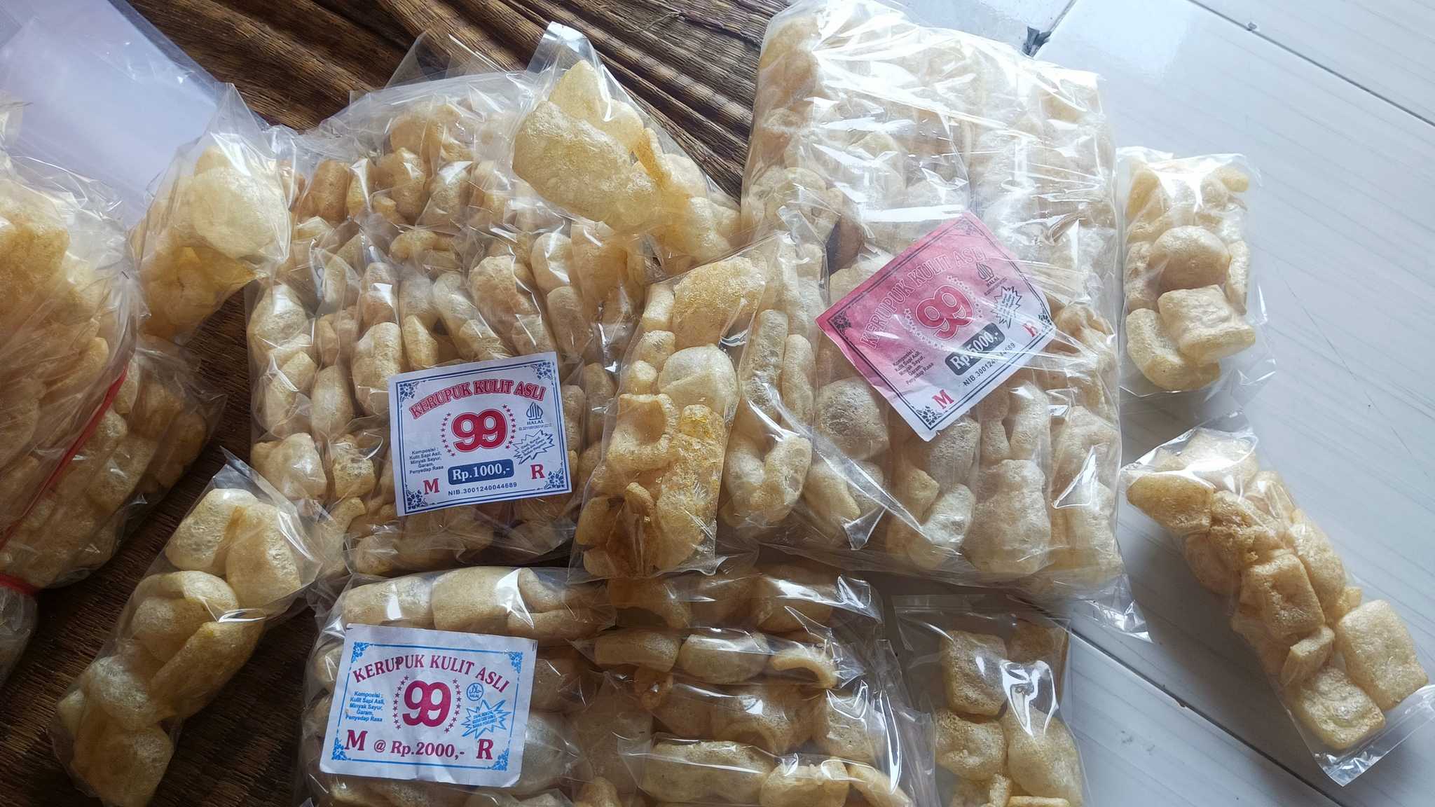 Peroduk yang ada di Kerupuk Kulit Sapi Asli 99 kerupuk kulit sapi